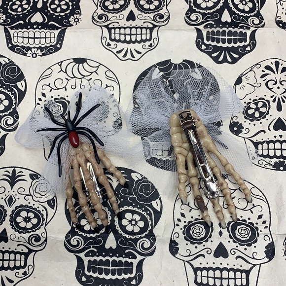 3” creepy hair clips skeleton hands with black widow spider 🕷 made by me NEW - Picture 15 of 17